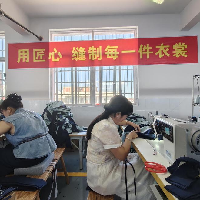 江西生产基地顺利投产瓦力棋牌浙江金裁服饰(图2)